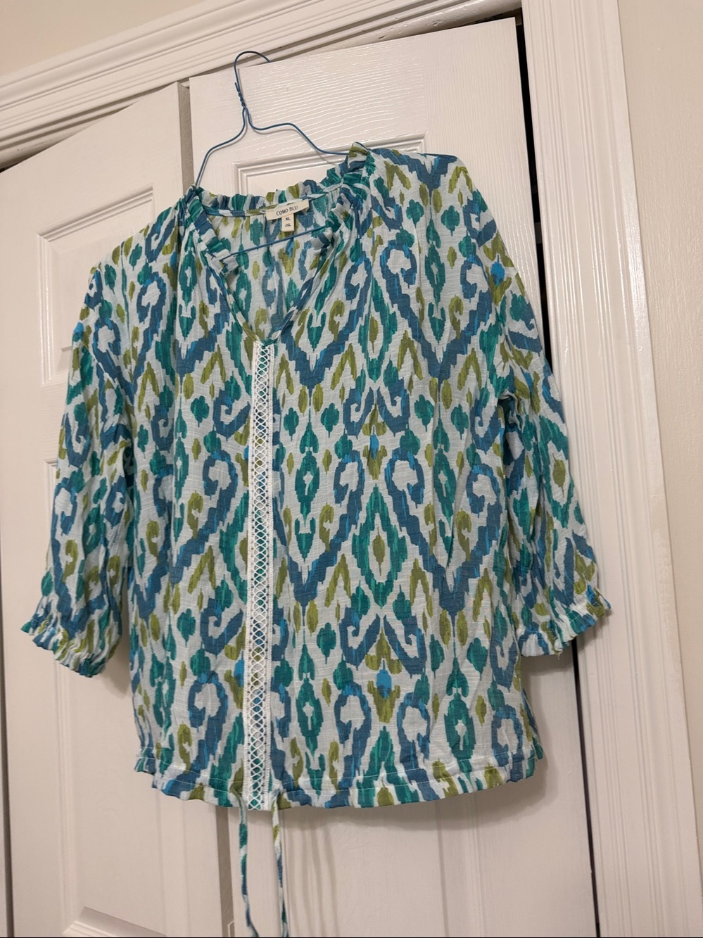 Como Blu women’s pretty top!! V neck with ruffled neck. 3/4 sleeve with ruffle.